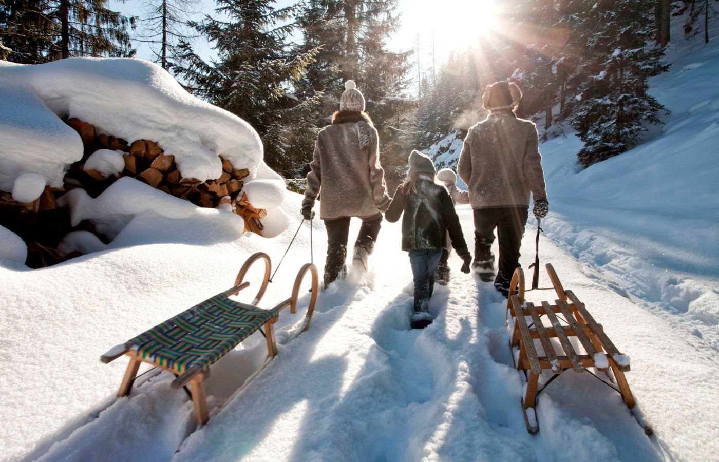 c_tvb_tiroler_zugspitzarena_familie-schlittenfahren.jpg
