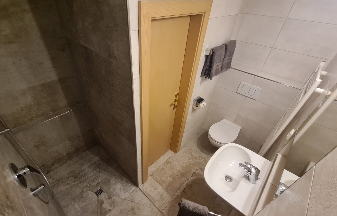 badansicht_1_app2.jpg badansicht_1_app2.jpg