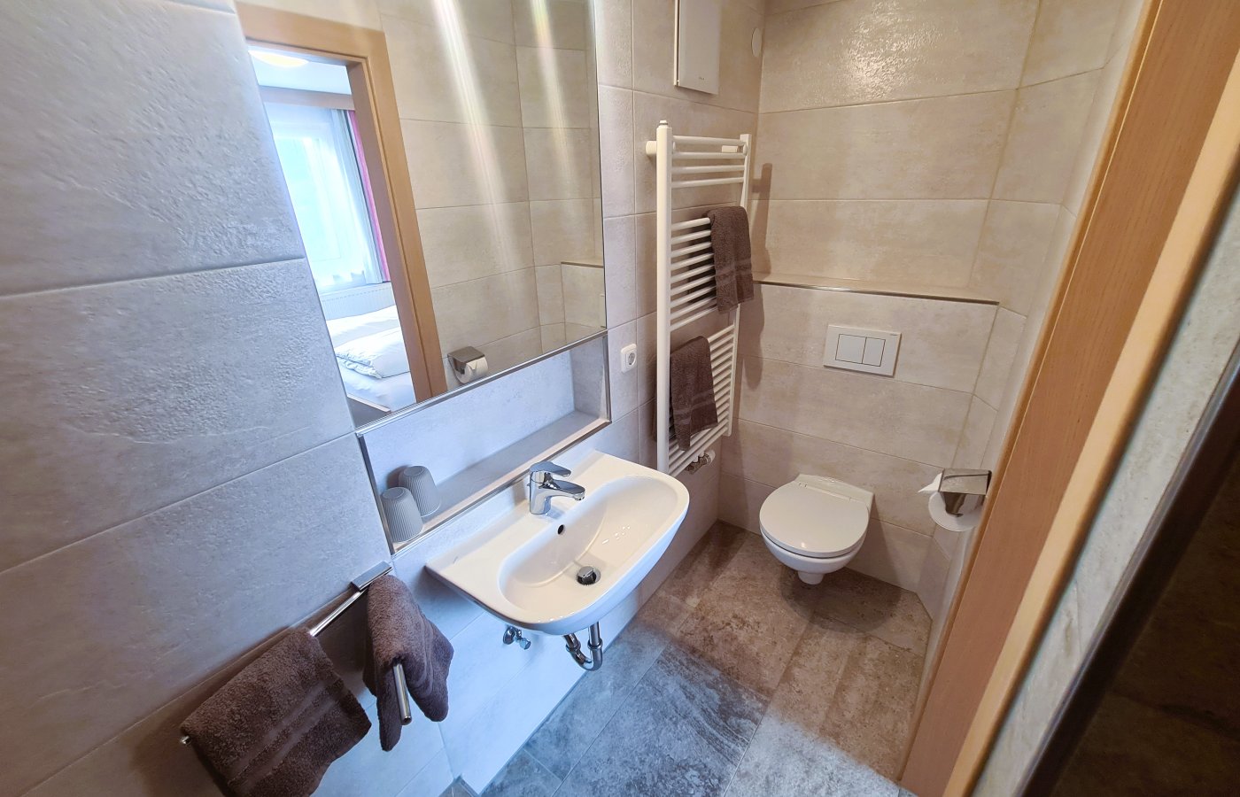 badezimmer_1_bergpanorama.jpg badezimmer_1_bergpanorama.jpg