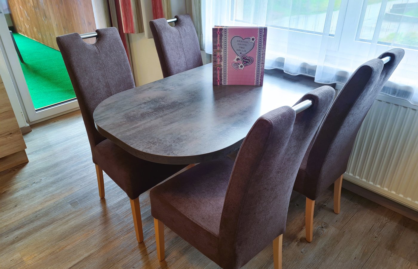 esstisch.jpg esstisch.jpg