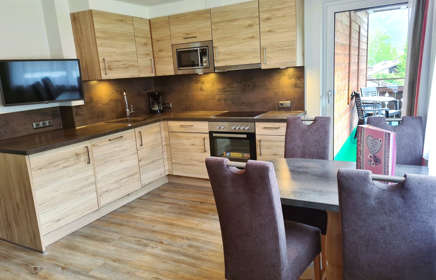 kueche_plus_esstisch.jpg kueche_plus_esstisch.jpg