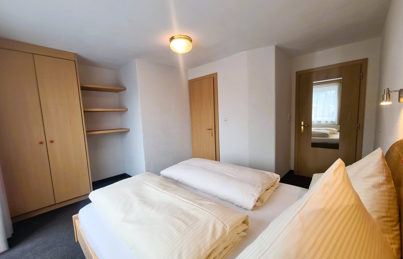 schlafzimmer_1_bergpanorama.jpg schlafzimmer_1_bergpanorama.jpg