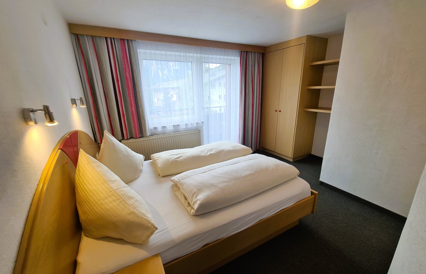 schlafzimmer_1_bergpanorama_2.jpg schlafzimmer_1_bergpanorama_2.jpg