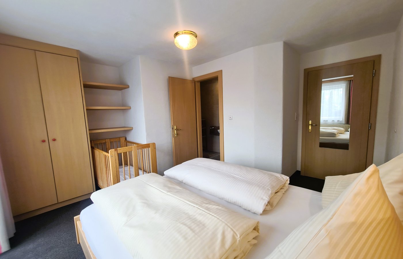 schlafzimmer_1_mit_babybett.jpg schlafzimmer_1_mit_babybett.jpg