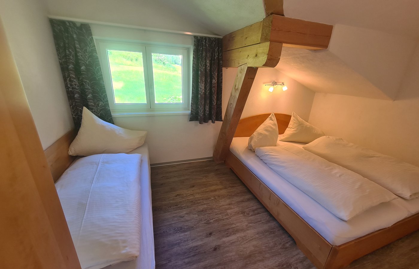 schlafzimmer_2_grubigstein_mit_3_bett_2.jpg schlafzimmer_2_grubigstein_mit_3_bett_2.jpg